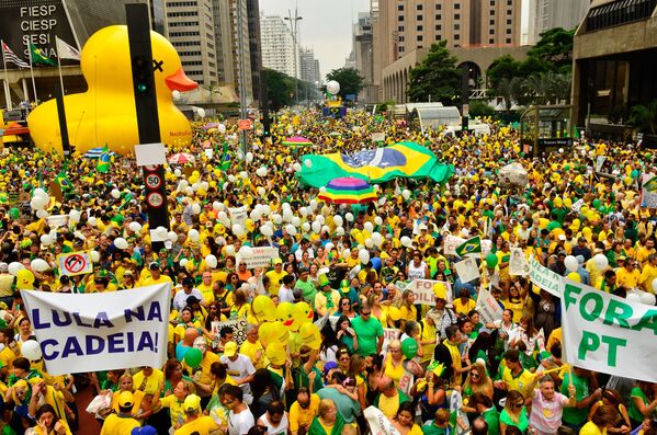 Em São Paulo, a Avenida Paulista ficou lotada de manifestantes contra o PT e a presidente do Brasil, Dilma Rousseff - Sputnik Brasil