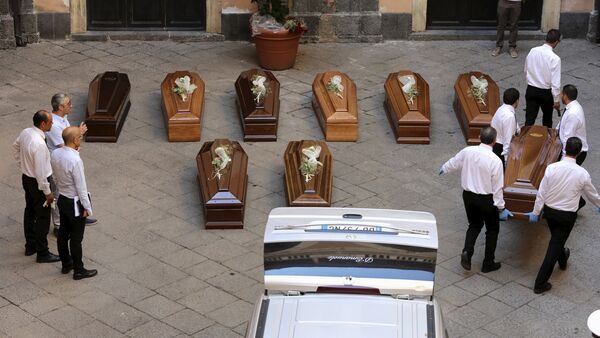 Pallbearers prepare the coffins of 13 unidentified migrants who died in the April 19, 2015 shipwreck, at an inter-faith funeral service in Catania, Italy July 7, 2015 - Sputnik Brasil