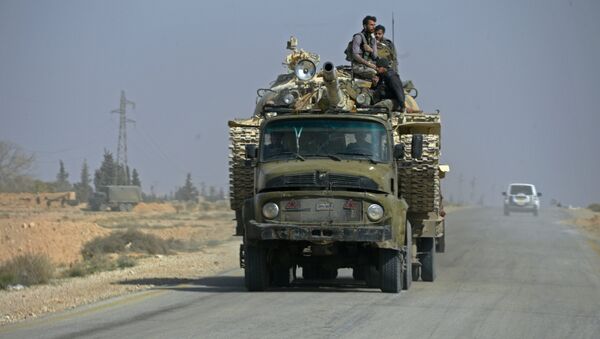 Militares sírios na estrada nos arredores de Palmira, Síria, 14 de março de 2016 - Sputnik Brasil