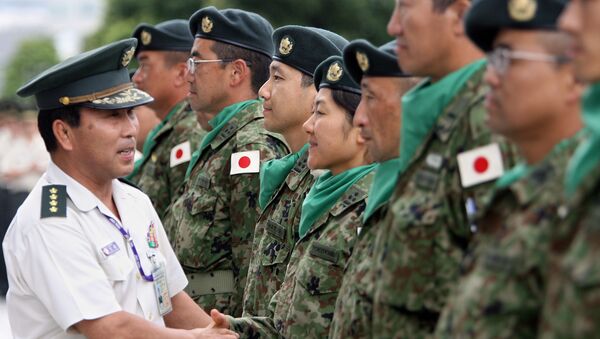 Militar japonês aperta a mão a soldados das Forças de Autodefesa do Japão - Sputnik Brasil