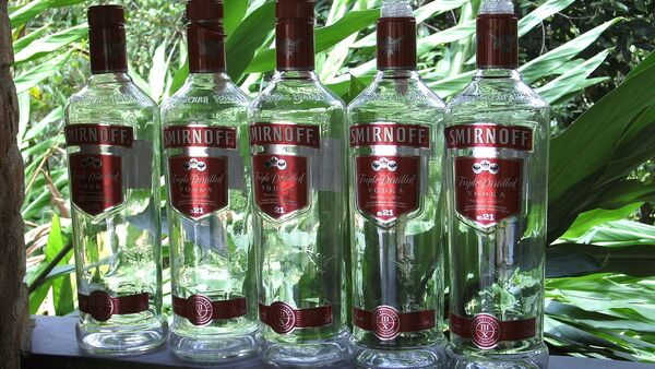 Algumas garrafas de vodka Smirnoff fabricadas no Brasil - Sputnik Brasil