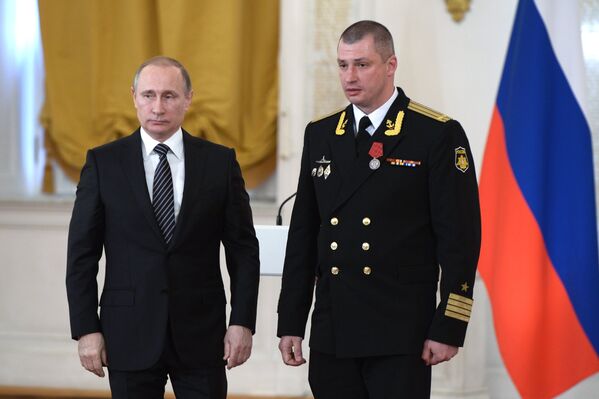 Vladimir Putin e o comandante do submarino de grande porte Rostov-na-Donu, da Frota do Mar Negro, capitão de 2 classe Andrei Adamsky, condecorado com uma medalha de honra de segundo grau pelo serviço prestado à pátria - Sputnik Brasil