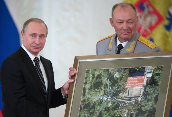 Vladimir Putin e o herói da Rússia, primeiro vice-comandante das forças do Distrito Militar Central, coronel-general Aleksandr Dvornikov - Sputnik Brasil
