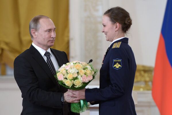 O presidente russo, Vladimir Putin, condecora a engenheira Elena Veselova - Sputnik Brasil