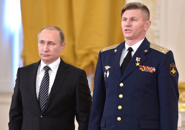 O presidente da Rússia e o oficial do Estado-Maior General das Forças Armadas da Federação da Rússia, coronel Vadim Baikulov - Sputnik Brasil