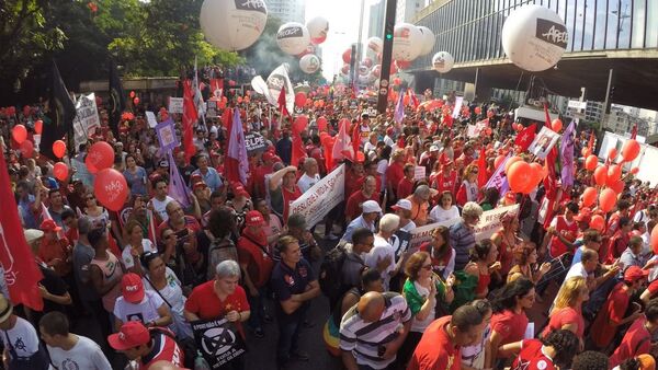 Manifestantes se concentram no vão livre do MASP, na Avenida Paulista, em São Paulo, para ato em defesa do governo eleito da presidenta Dilma Rousseff - Sputnik Brasil