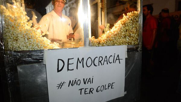 Manifestantes fazem ato contra o processo de impeachment da presidenta Dilma Rousseff e em apoio ao ex-presidente Lula na Praça XV, centro da cidade - Sputnik Brasil