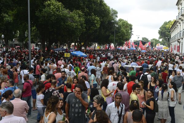 Manifestantes fazem ato contra o processo de impeachment da presidenta Dilma Rousseff e em apoio ao ex-presidente Lula na Praça XV, centro do Rio de Janeiro. - Sputnik Brasil