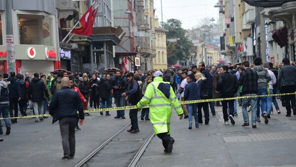 Polícia turca cerca o local do atentado que teve lugar na rua Istiklal, Istambul, Turquia, 19 de março de 2016 - Sputnik Brasil