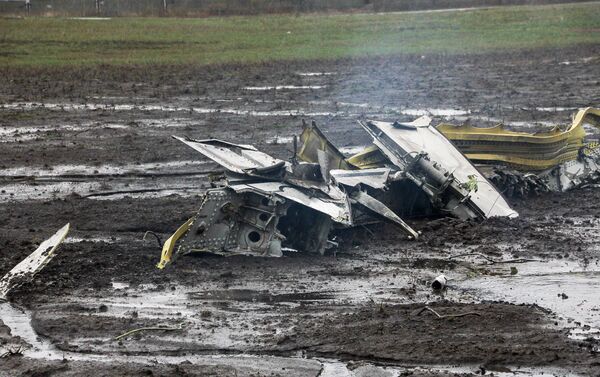 Destroços do Boeing 737-800 que caiui no aeroporto de Rostov-no-Don, Rússia, 19 de março de 2016 - Sputnik Brasil