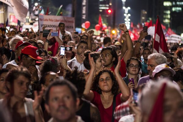 Multidão protesta no ato pró-democracia em 18 de março de 2016 na avenida Paulista, em São Paulo - Sputnik Brasil