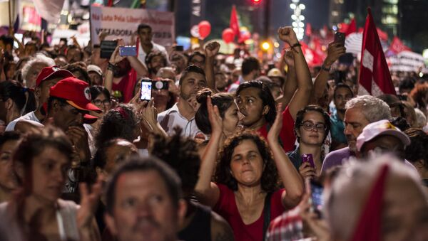 Multidão protesta no ato pró-democracia em 18 de março de 2016 na avenida Paulista, em São Paulo - Sputnik Brasil