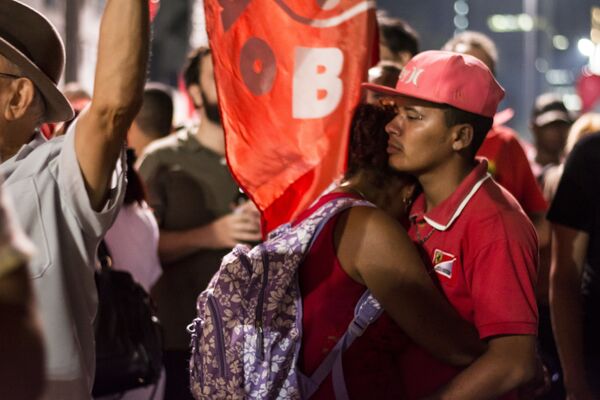 Momento fofura: Jovens se abraçam durante ato pró-Lula na avenida Paulista - Sputnik Brasil