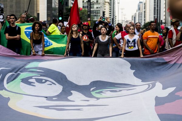 Manifestantes mostram cartaz com a imagem da presidenta Dilma Rousseff - Sputnik Brasil