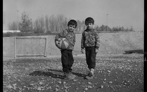 Pequenos refugiados pretendem jogar futebol no Linière, Grande-Synthe, França - Sputnik Brasil