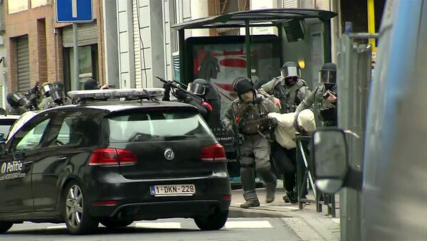 Armed Belgian police apprehend a suspect, in this still image taken from video, in Molenbeek, near Brussels, Belgium, March 18, 2016. Belgian-born Salah Abdeslam, one of the main suspects from November's Paris attacks, was arrested after a shootout with police in Brussels on Friday, the Belgian federal prosecutor's office said. - Sputnik Brasil