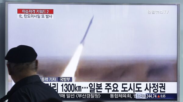 Homem em Seul vê programa de televisão que mostra lançamento de míssil realizado pela Coreia do Norte, - Sputnik Brasil