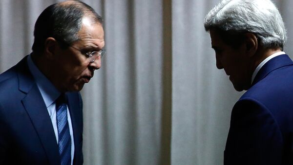 Ministro das Relações Exteriores russo Sergei Lavrov e o Secretário de Estado norte-americano John Kerry na reunião bilateral nas margens da reunião dos ministros da Organização para a Segurança e Cooperação na Europa, Belgrado, Sérvia, 3 de dezembro de 2015 - Sputnik Brasil