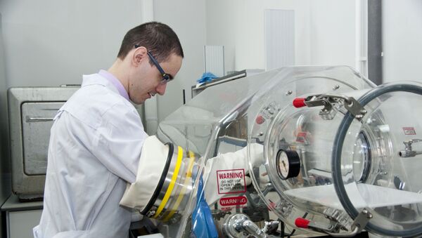 Um membro da equipe de pesquisa trabalhando com o equipamento experimental - Sputnik Brasil