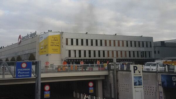 In this image provided by Daniela Schwarzer, smoke is seen at Brussels airport in Brussels, Belgium, after explosions were heard Tuesday, March 22, 2016 - Sputnik Brasil