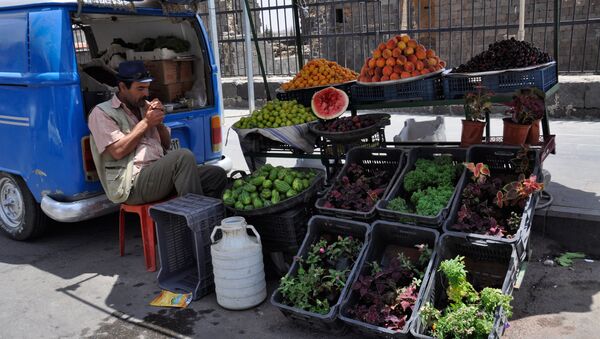 Um morador de Damasco vende frutas na rua - Sputnik Brasil