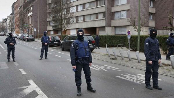 Police at the scene of a security operation in the Brussels suburb of Molenbeek in Brussels - Sputnik Brasil