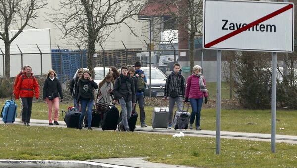 People leave the scene of explosions at Zaventem airport near Brussels, Belgium, March 22, 2016 - Sputnik Brasil