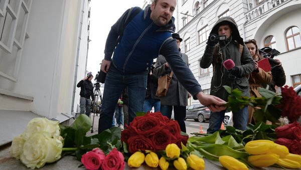 Cidadãos russos depositam flores perto de embaixada belga em Moscou após atentados em Bruxelas, Rússia, 22 de março de 2016 - Sputnik Brasil