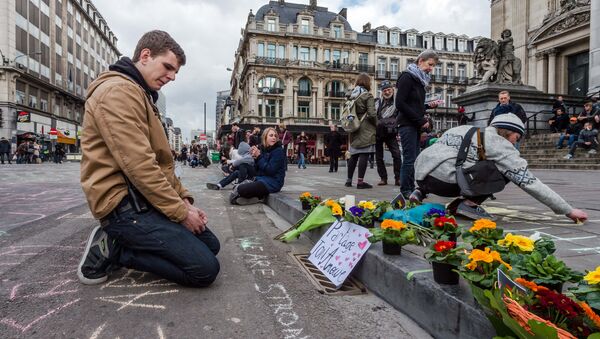 Flores e homenagens às vítimas dos atentados em Bruxelas - 22 de março de 2016 - Sputnik Brasil