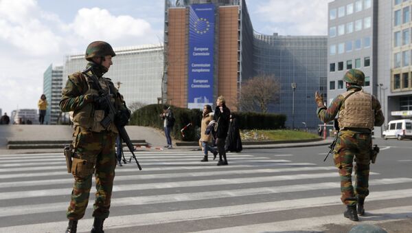 Soldados belgas fazem cerco à sede da Comissão Europeia após atentados de Bruxelas - Sputnik Brasil