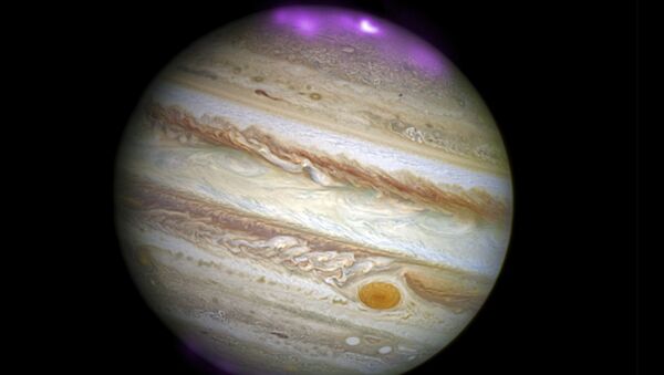 Júpiter coberto com raios X parecidos com uma aurora boreal - Sputnik Brasil