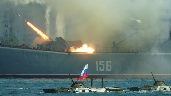 Salva de tiros do navio Yamal durante celebrações do Dia da Marinha Russa em Sebastopol - Sputnik Brasil