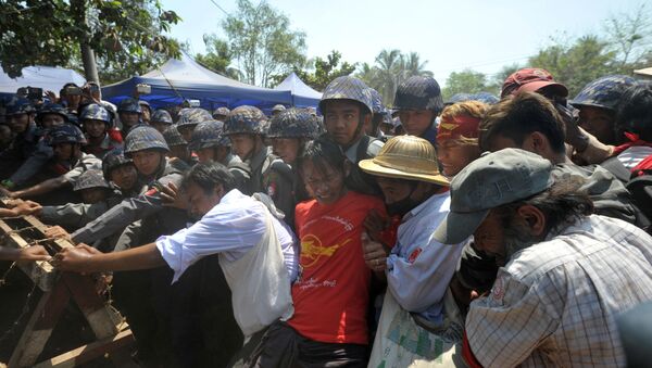 Polícia dispersa manifestantes durante marcha estudantil em Myanmar - Sputnik Brasil