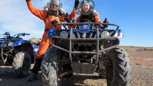 Anastasiya Stepanova junto com outro participante da experiência marciana em Utah, EUA - Sputnik Brasil