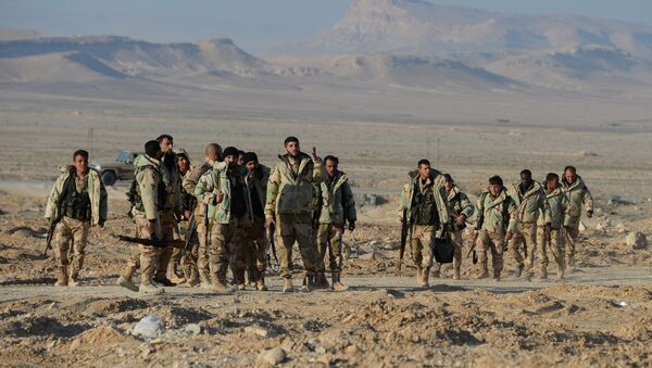 Soldados sírios e agentes do destacamento Falcões do Deserto a 10 km de Palmira, Síria, 23 de março de 2016 - Sputnik Brasil