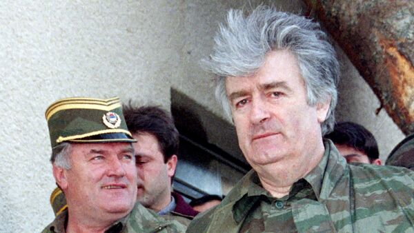 Radovan Karadzic (direita) e o general Ratko Mladic em abril de 1995 - Sputnik Brasil