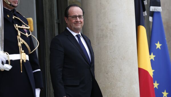 O presidente da França, François Hollande, sai da sua residência de trabalho em Paris no dia 24 de março - Sputnik Brasil