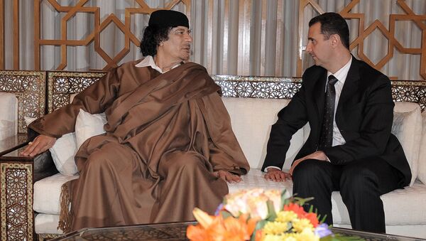 Líder líbio Muammar Kadhafi e o presidente sírio Bashar Assad durante o encontro no aeroporto de Damasco, Síria, 28 de março de 2008 - Sputnik Brasil
