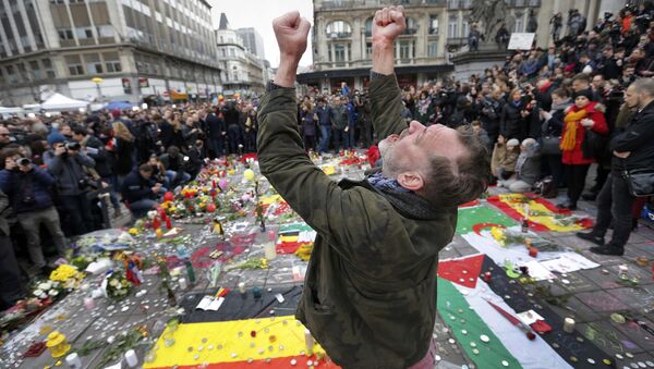 Um homem no local de memorial de rua criado após atentados em Bruxelas (Bélgica). 23 de março, 2016 - Sputnik Brasil