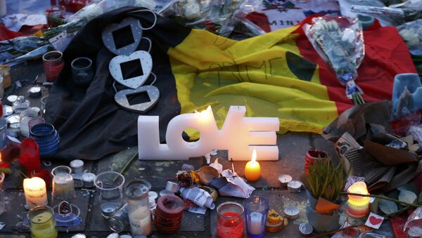Candles and a flag are seen at the Place de la Bourse as people pay tribute to the victims of Tuesday's bomb attacks in Brussels, Belgium, March 25, 2016. - Sputnik Brasil