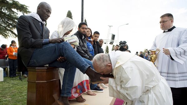 Pope Francis kisses the foot of a refugee during the foot-washing ritual at the Castelnuovo di Porto refugees center near Rome, Italy - Sputnik Brasil