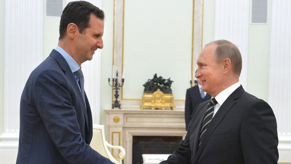 Presidente Vladimir Putin, da Rússia, se encontra com o seu colega sírio Bashar al-Assad - Sputnik Brasil