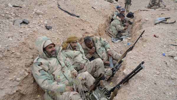Um grupo de soldados descansa em uma pausa entre os combates em Palmira - Sputnik Brasil