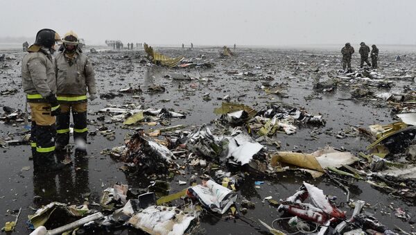 Destroços do avião Boeing 737-800 da FlyDubai e funcionários do Ministério de Emergências russo no aeroporto de Rostov-no-Don, Rússia, 19 de março de 2016 - Sputnik Brasil