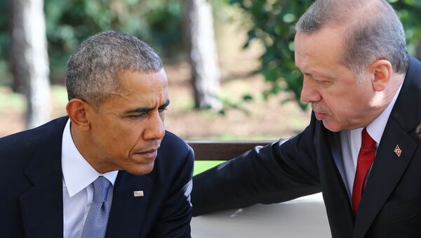 Presidente norte-americano Barack Obama fala com o presidente turco Recep Tayyip Erdogan durante o encontro bilateral nas margems da cúpula do G20 em Antália, Turquia, 15 de novembro de 2015 - Sputnik Brasil