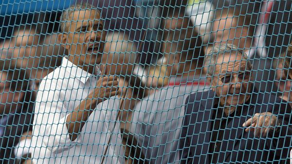 Durante a sua visita a Cuba, Barack Obama assistiu a um jogo de beisebol da equipe Tampa Bay, da Flórida. Nesta foto de 22 de março, ele fala, antes do início do partido, com o seu colega cubano, Raúl Castro - Sputnik Brasil