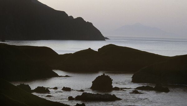 Um cabo da ilha Shikotan, na foto, é conhecido como o Cabo do Fim da Terra. É como o cabo Finisterra na Espanha, mas do outro oceano, o Pacífico - Sputnik Brasil
