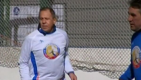 O chanceler russo, Sergei Lavrov, mostrando todo o seu talento em campo - Sputnik Brasil