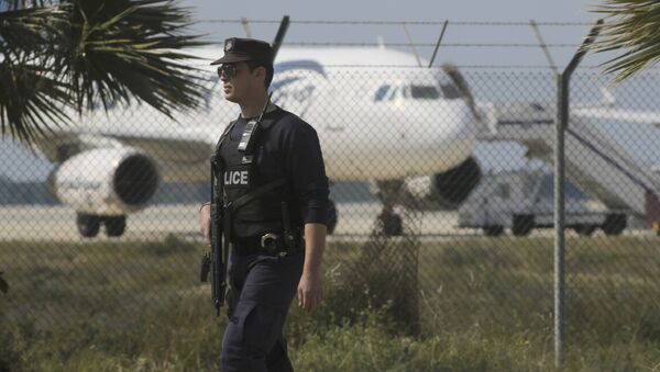 Polícia guarda o aeroporto de Larnaca perto de um A320 Egyptair Airbus sequestrado, 29 de março de 2016 - Sputnik Brasil