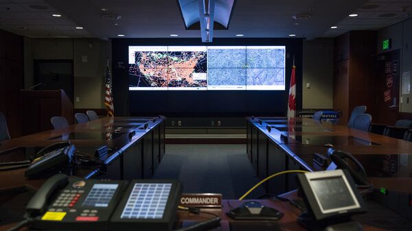 Dois ecrãs grandes no centro de comando do Complexo Montanha Cheyenne no estado americano de Colorado - Sputnik Brasil